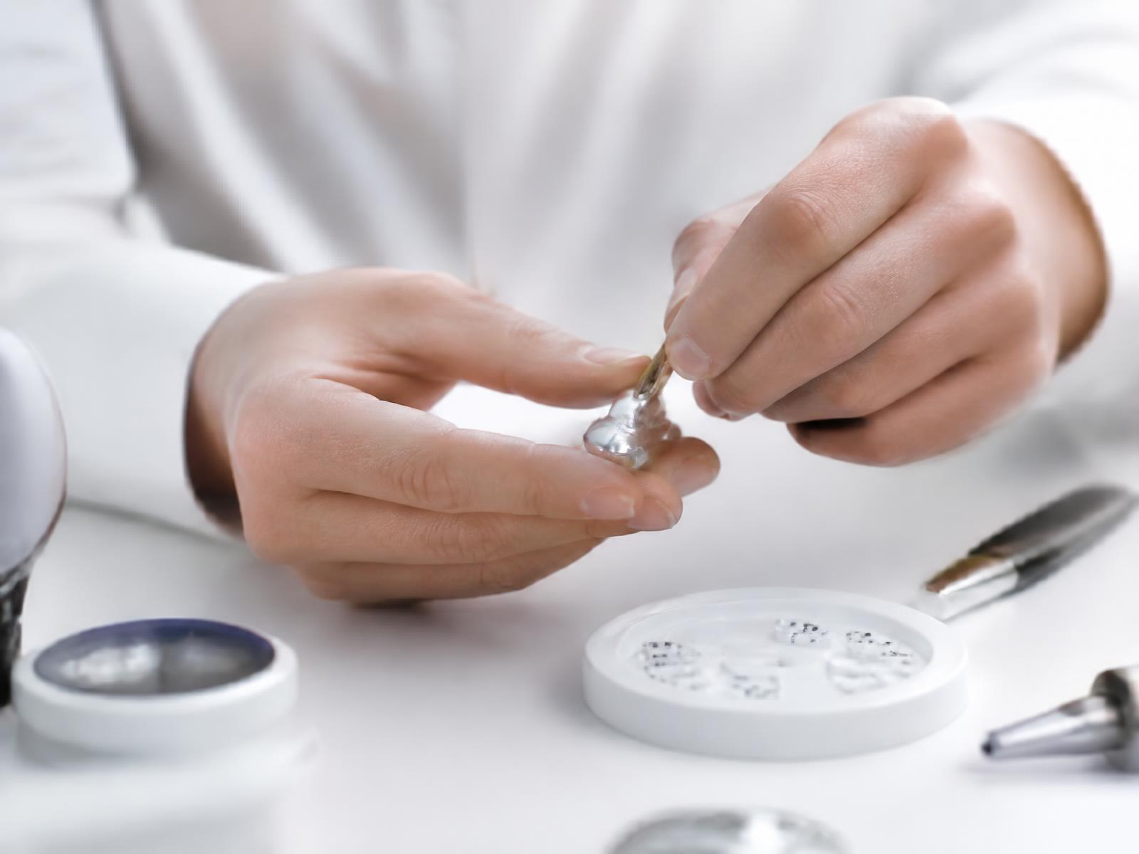 Fassen eines Diamanten im Atelier von Adamasia